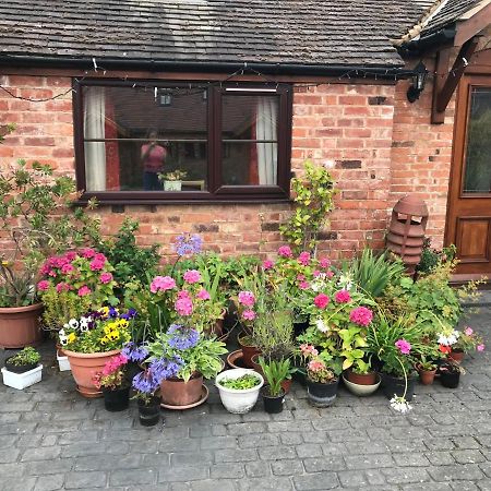 Nuneaton - Cottage - Sleeps 2 - Parking - Garden Екстериор снимка