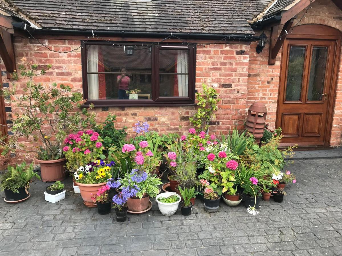 Nuneaton - Cottage - Sleeps 2 - Parking - Garden Екстериор снимка