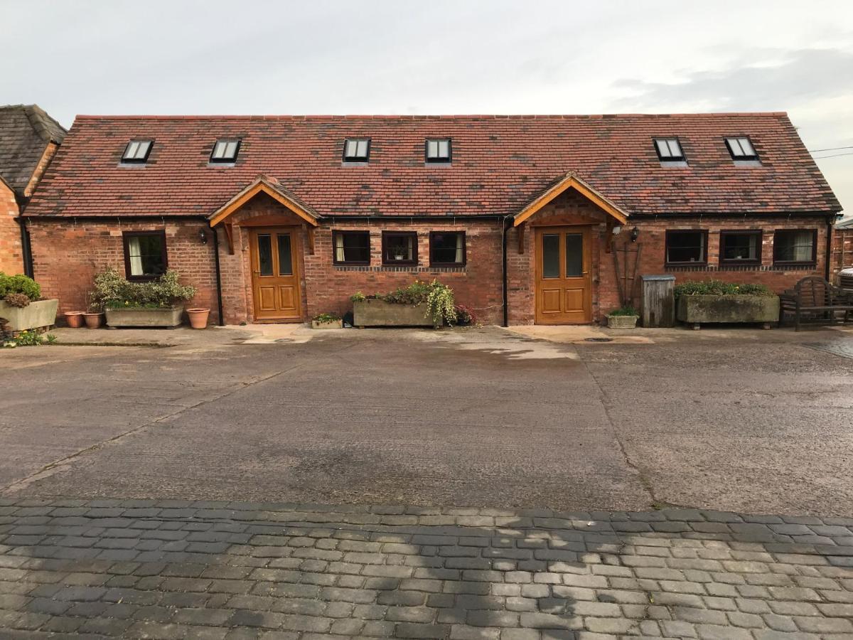 Nuneaton - Cottage - Sleeps 2 - Parking - Garden Екстериор снимка