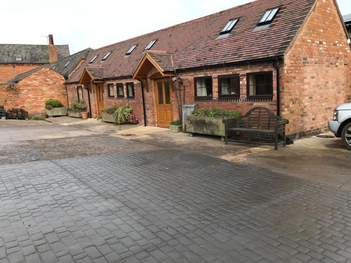 Nuneaton - Cottage - Sleeps 2 - Parking - Garden Екстериор снимка