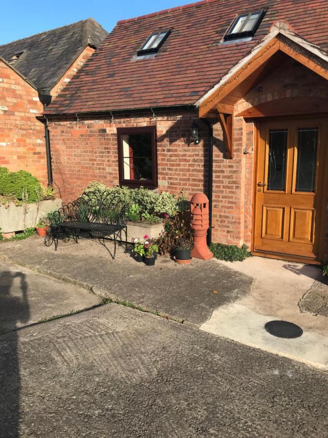 Nuneaton - Cottage - Sleeps 2 - Parking - Garden Екстериор снимка